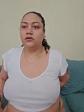 Snapshot of honeeyyy_pot chatting on 16, 4, 2026 honeeyyy pot online show from 16, 4, 2026