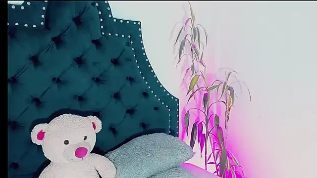 Emmaa Saenz  online show from 5, 3, 2025