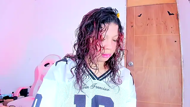 Emily Coper18 online show from 17, 4, 2026