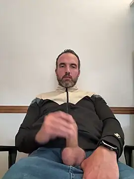 Snapshot of leon3875 chatting on 5, 3, 2026 leon3875 online show from 5, 3, 2026