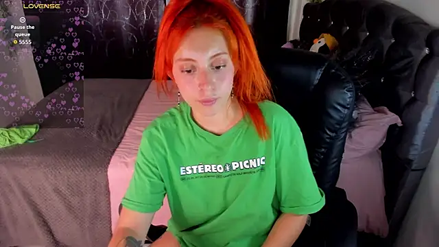 Snapshot of Violetaarey chatting on 15, 4, 2026 Violetaarey online show from 15, 4, 2026