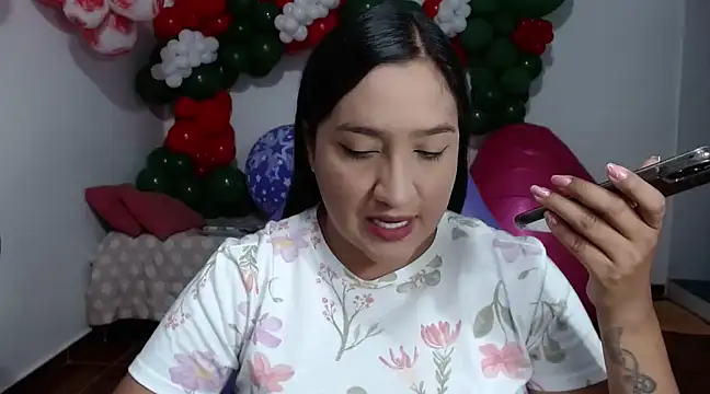 Snapshot of Saracutee1 chatting on 6, 12, 2024 Saracutee1 online show from 6, 12, 2024