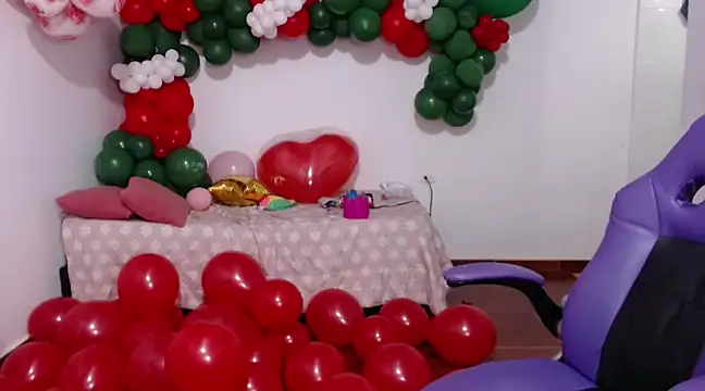 Snapshot of Saracutee1 chatting on 14, 12, 2024 Saracutee1 online show from 14, 12, 2024