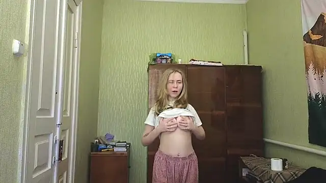 Snapshot of Riley_Roo chatting on 8, 12, 2024 Riley Roo online show from 8, 12, 2024