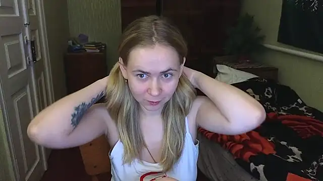 Snapshot of Riley_Roo chatting on 18, 12, 2024 Riley Roo online show from 18, 12, 2024