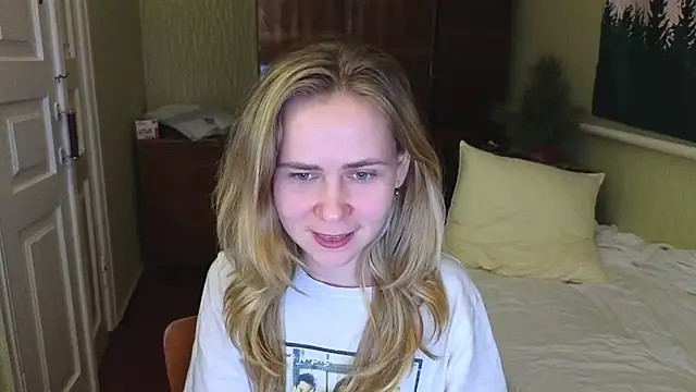 Snapshot of Riley_Roo chatting on 1, 1, 2025 Riley Roo online show from 1, 1, 2025