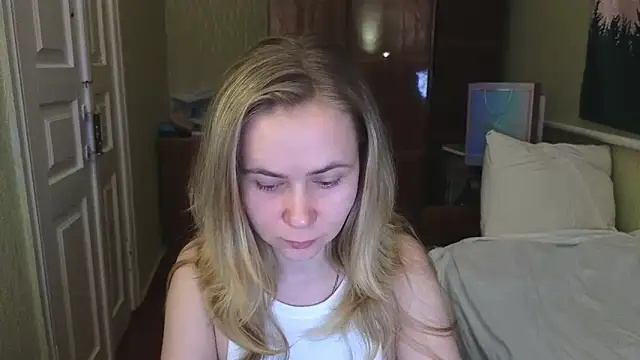 Snapshot of Riley_Roo chatting on 4, 2, 2025 Riley Roo online show from 4, 2, 2025