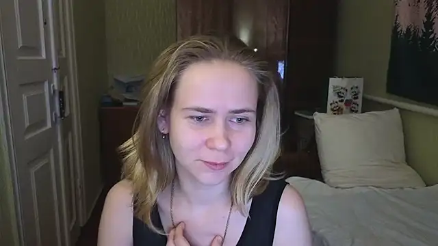 Snapshot of Riley_Roo chatting on 5, 2, 2025 Riley Roo online show from 5, 2, 2025