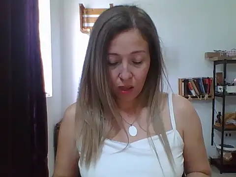 Snapshot of charlott_ponce chatting on 1, 4, 2026 charlott ponce online show from 1, 4, 2026