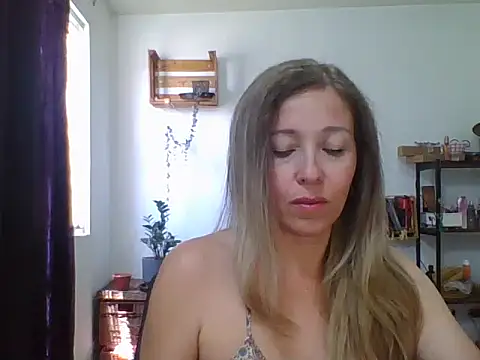 Snapshot of charlott_ponce chatting on 6, 4, 2026 charlott ponce online show from 6, 4, 2026