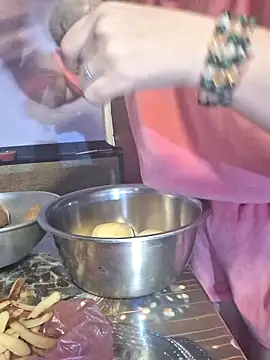 Snapshot of _Kitti_ chatting on 18, 11, 2025 Kitti online show from 18, 11, 2025