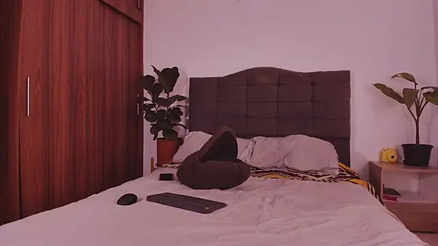 Snapshot of 2gays_1Str8 chatting on 6, 3, 2026 2gays 1Str8 online show from 6, 3, 2026