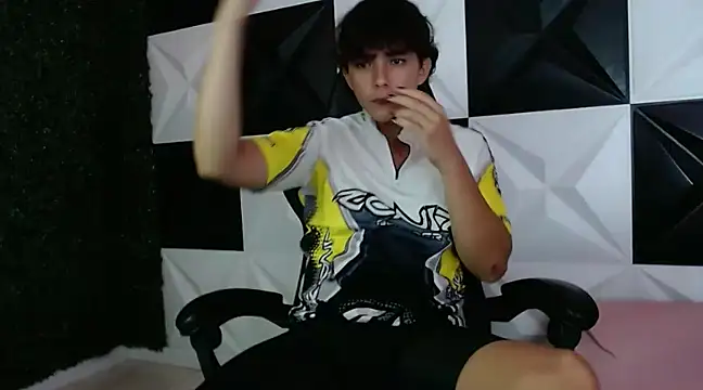 Snapshot of Dani_cumboy chatting on 19, 12, 2024 Dani cumboy online show from 19, 12, 2024