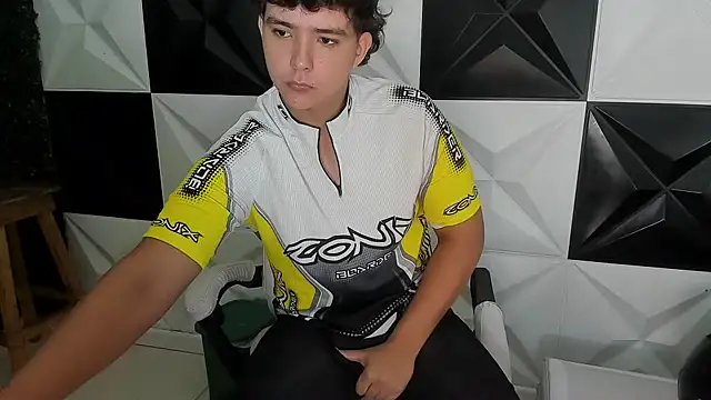 Snapshot of Dani_cumboy chatting on 1, 12, 2025 Dani cumboy online show from 1, 12, 2025