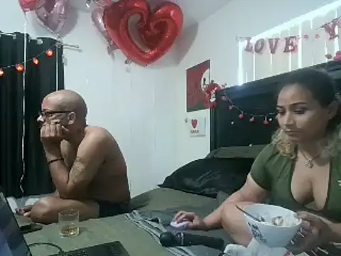 Snapshot of MrAndMrsCrook chatting on 17, 2, 2025 MrAndMrsCrook online show from 17, 2, 2025