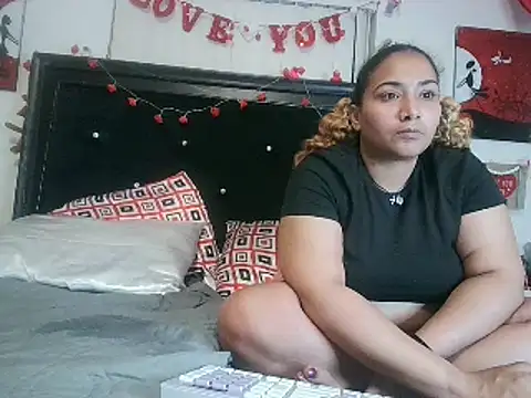 Snapshot of MrAndMrsCrook chatting on 22, 2, 2025 MrAndMrsCrook online show from 22, 2, 2025