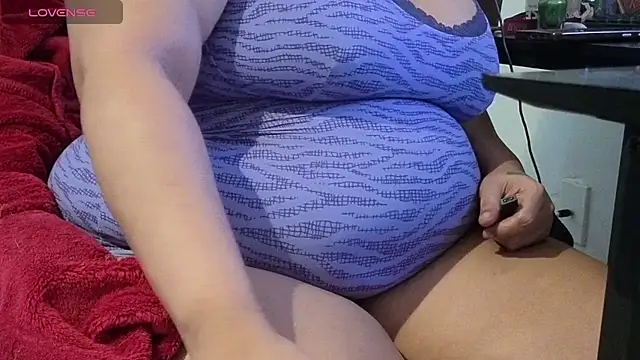 Snapshot of MrAndMrsCrook chatting on 8, 10, 2025 MrAndMrsCrook online show from 8, 10, 2025