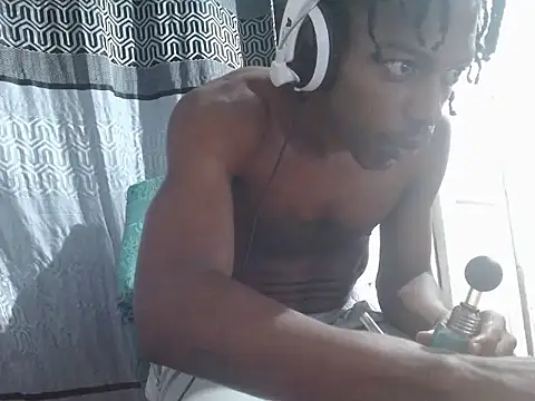 Snapshot of Larry-n-clouds chatting on 20, 12, 2025 Larry-n-clouds online show from 20, 12, 2025