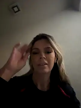 Snapshot of EvaDiamondXX chatting on 11, 11, 2025 EvaDiamondXX online show from 11, 11, 2025