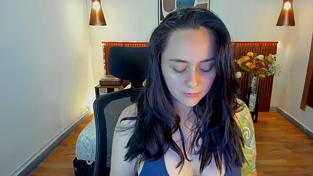 Snapshot of KatherineBond chatting on 7, 5, 2026 KatherineBond online show from 7, 5, 2026
