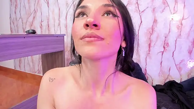 LILA ELLIOT online show from 28, 1, 2025