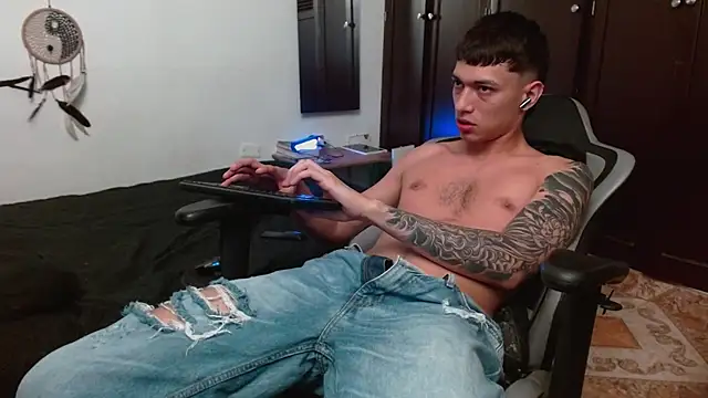 Snapshot of aaron_blug chatting on 10, 11, 2025 aaron blug online show from 10, 11, 2025