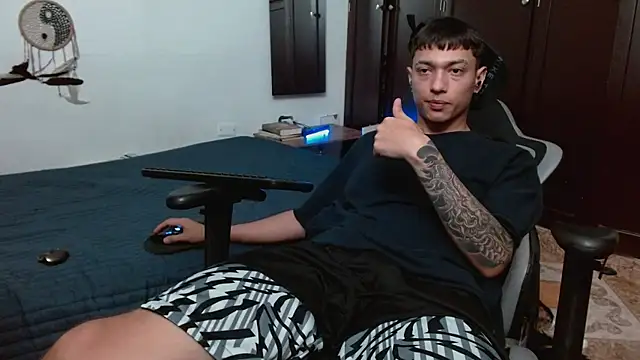 Snapshot of aaron_blug chatting on 19, 11, 2025 aaron blug online show from 19, 11, 2025