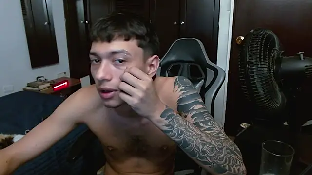 Snapshot of aaron_blug chatting on 20, 11, 2025 aaron blug online show from 20, 11, 2025