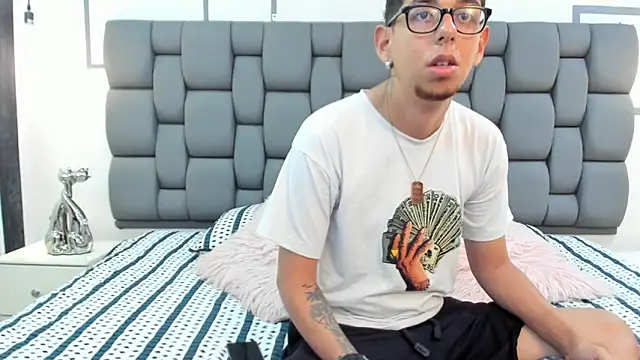 Derek and Skarlet online show from 18, 9, 2025