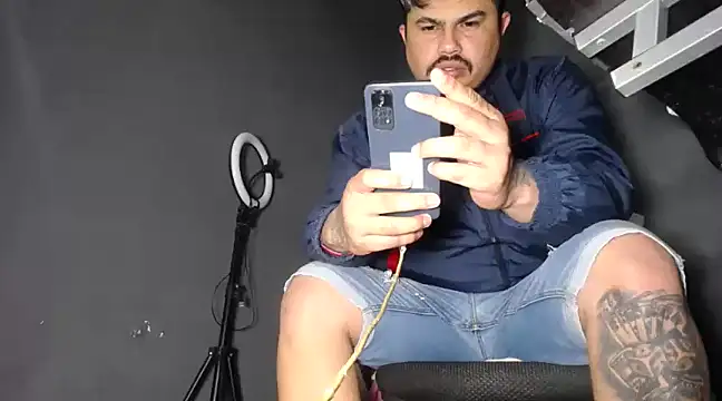 Snapshot of DickMasterfindom chatting on 25, 1, 2025 DickMasterfindom online show from 25, 1, 2025