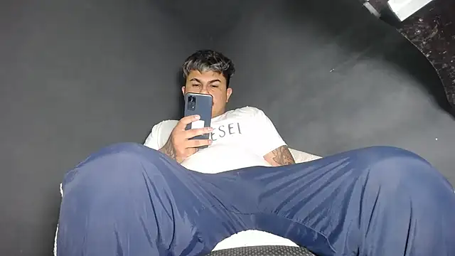 Snapshot of DickMasterfindom chatting on 10, 2, 2025 DickMasterfindom online show from 10, 2, 2025