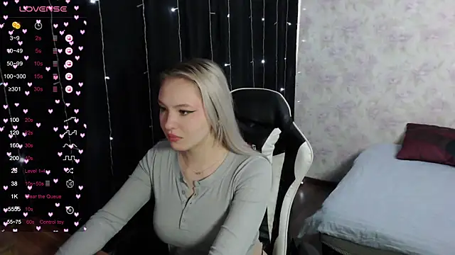 Snapshot of VikaPowers chatting on 11, 3, 2025 VikaPowers online show from 11, 3, 2025