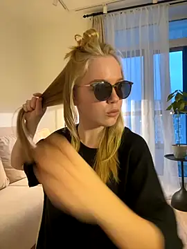 Snapshot of Little_Forest_ELF chatting on 10, 11, 2025 Little Forest ELF online show from 10, 11, 2025