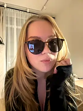 Snapshot of Little_Forest_ELF chatting on 19, 11, 2025 Little Forest ELF online show from 19, 11, 2025