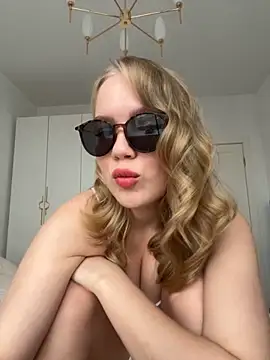 Snapshot of Little_Forest_ELF chatting on 20, 11, 2025 Little Forest ELF online show from 20, 11, 2025