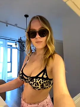 Snapshot of Little_Forest_ELF chatting on 23, 11, 2025 Little Forest ELF online show from 23, 11, 2025