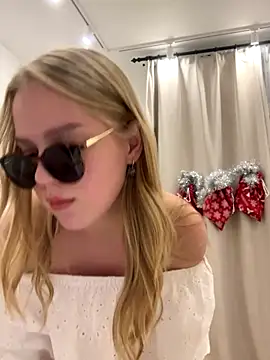 Snapshot of Little_Forest_ELF chatting on 14, 12, 2025 Little Forest ELF online show from 14, 12, 2025