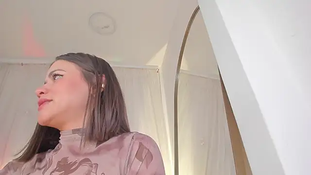 Petite Lucie online show from 19, 1, 2025