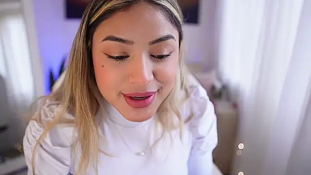 SaraParisi online show from 1, 1, 2025