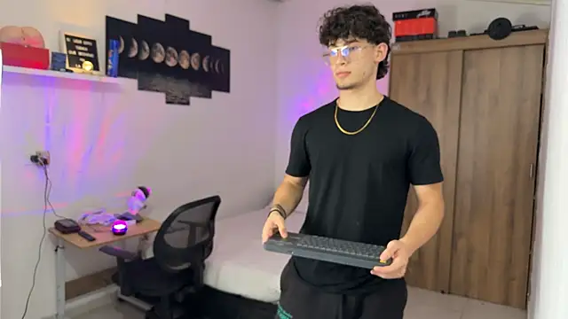 Kisan Smith online show from 8, 11, 2025