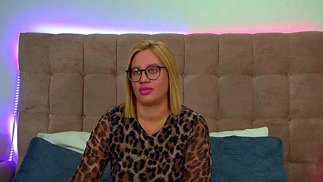 Snapshot of MariaNeumann chatting on 22, 10, 2025 MariaNeumann online show from 22, 10, 2025