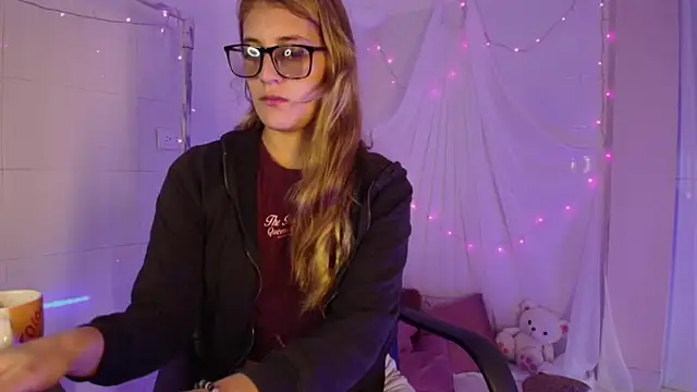 Giia paiige18 online show from 6, 11, 2025