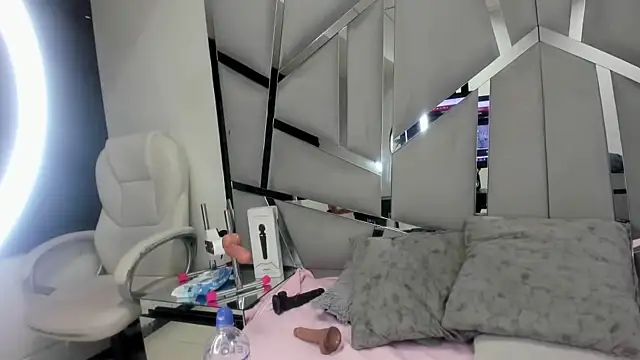 Snapshot of Catherinee69_x chatting on 15, 12, 2024 Catherinee69 x online show from 15, 12, 2024