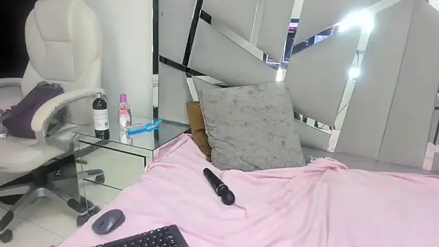 Snapshot of Catherinee69_x chatting on 23, 12, 2024 Catherinee69 x online show from 23, 12, 2024