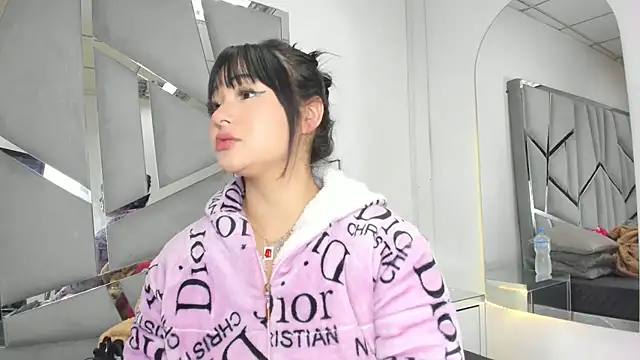 Snapshot of Catherinee69_x chatting on 18, 10, 2025 Catherinee69 x online show from 18, 10, 2025