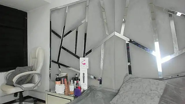 Snapshot of Catherinee69_x chatting on 11, 11, 2025 Catherinee69 x online show from 11, 11, 2025