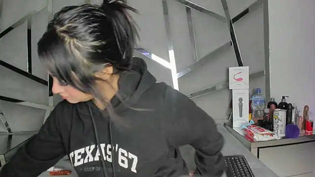 Snapshot of Catherinee69_x chatting on 26, 11, 2025 Catherinee69 x online show from 26, 11, 2025