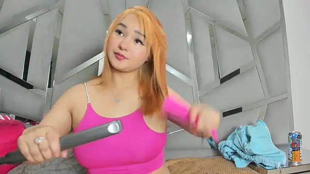 Snapshot of Catherinee69_x chatting on 2, 12, 2025 Catherinee69 x online show from 2, 12, 2025