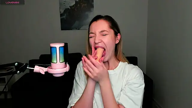 Snapshot of MiaThaine chatting on 25, 12, 2024 MiaThaine online show from 25, 12, 2024