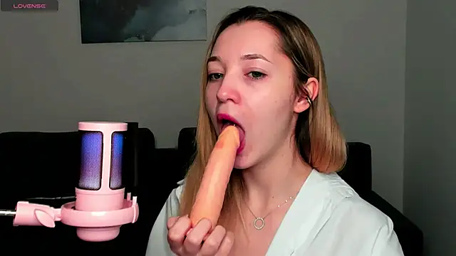 Snapshot of MiaThaine chatting on 30, 12, 2024 MiaThaine online show from 30, 12, 2024